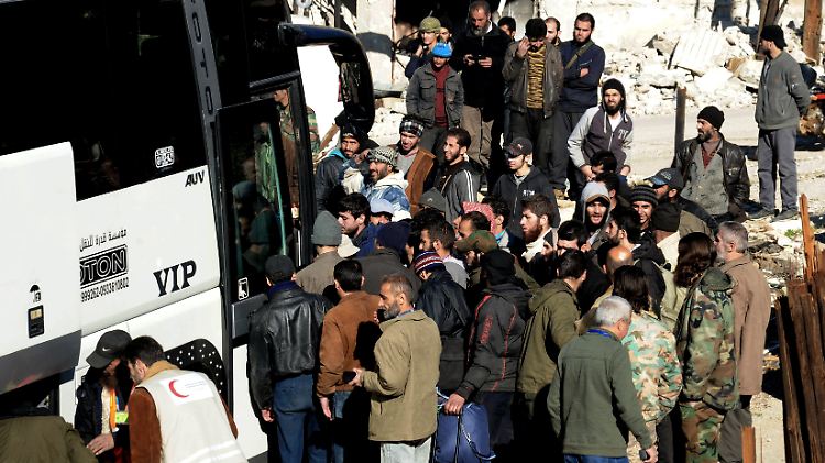 In der Stadt Sabadani beginnen aufständische Kämpfer ihre Reise, die sie über den Libanon und die Türkei in syrische Rebellengebiete führen soll. 
