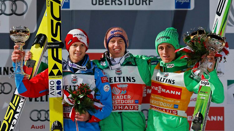 Freund siegte vor Michael Hayböck und Weltcup-Spitzenreiter Peter Prevc (r.).