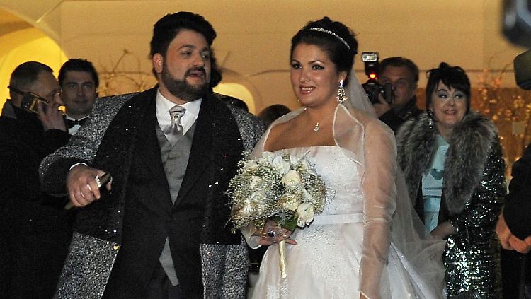 Mit viel Prunk und Glitzer trat die Operndiva vor den Altar.