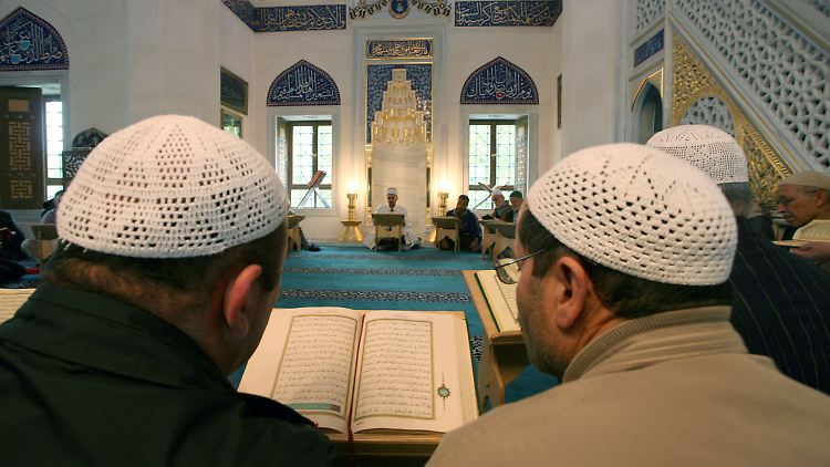 Gebet in der Sehitlik-Moschee am Columbiadamm in Berlin.
