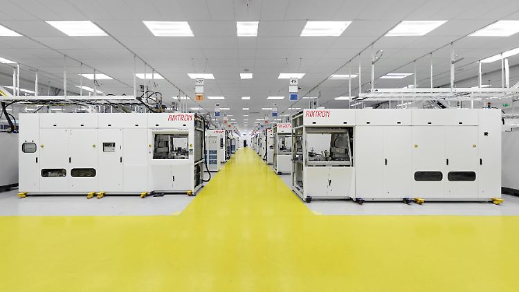 Blick in eine Produktionshalle beim Chipanlagenhersteller Aixtron. Die Übernahme steht auf der Kippe. 