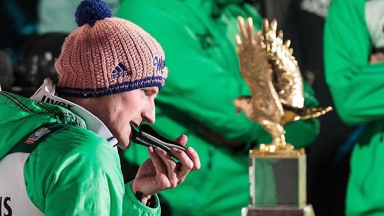 Severin Freund hat die Tournee-Trophäe fest im Blick.