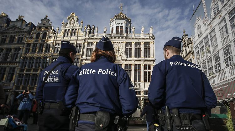 Polizisten in Brüssel bewachen das Stadtzentrum. In Belgien verlor sich die Spur von Salah Abdeslam.