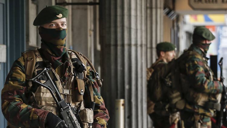 Schwerbewaffnete Soldaten patrouillieren im Zentrum von Brüssel.