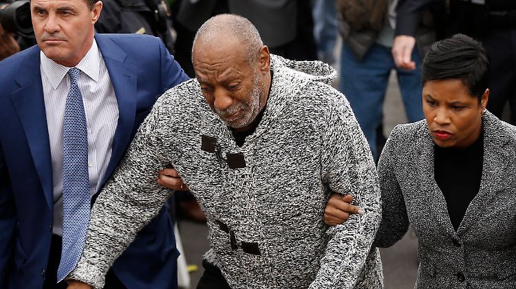 Cosby wurde bei seiner Ankunft vor Gericht gestützt.