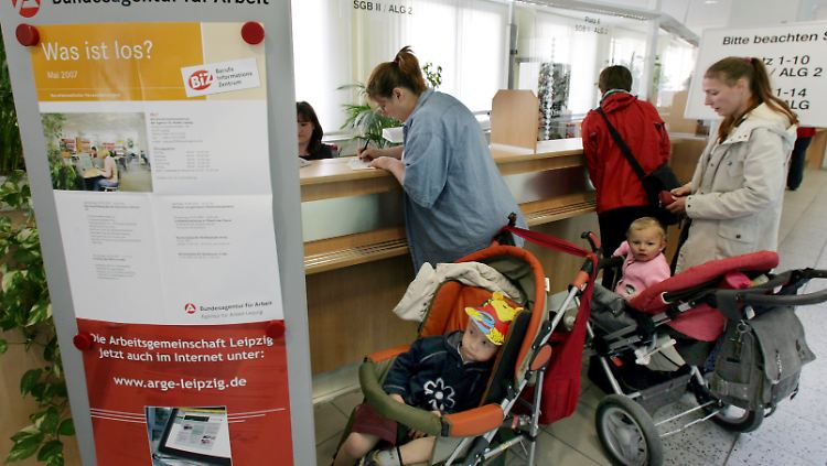 Die Bundesregierung will den Hartz-IV-Empfängern die 300 Euro Elterngeld streichen.