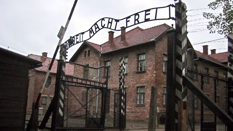Im Konzentrationslager Auschwitz fanden tausende Menschen den Tod. Täter und Mitwisser werden noch immer gesucht und zur Rechenschaft gezogen.