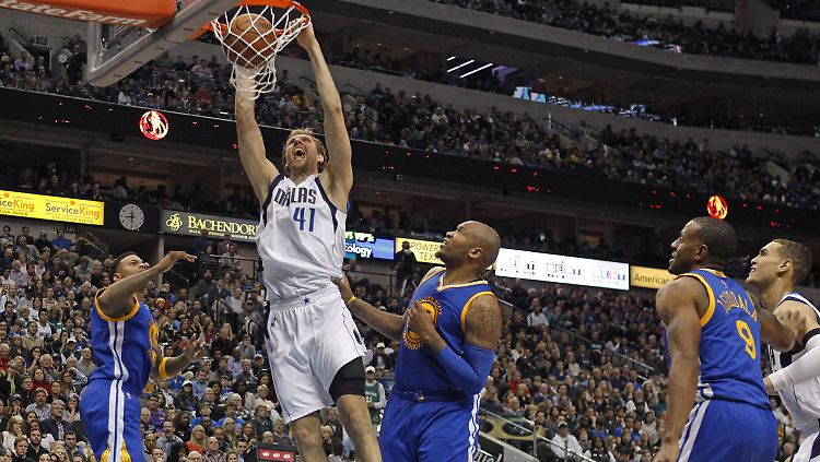 Mit einem spektakulären Dunking baut Dirk Nowitzki die Führung zum vorzeitigen 57:40 aus.