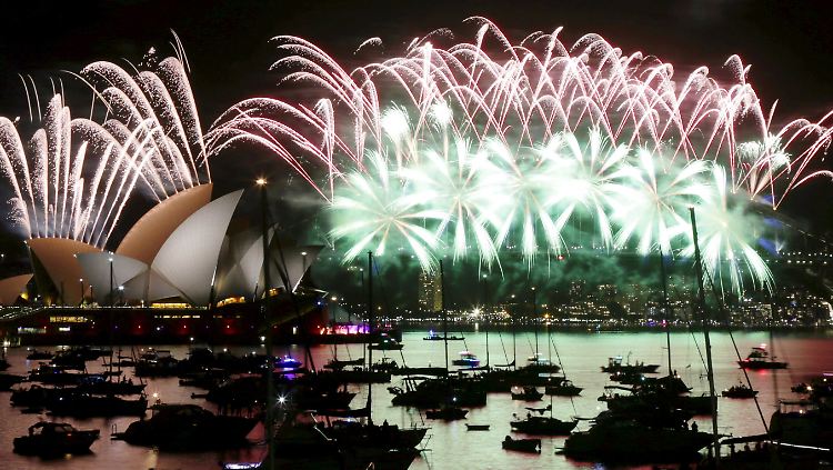 Silvester-Feuerwerk vor einer der berühmtesten Skylines der Welt: Sydney mit Hafen und Oper.