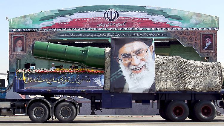 Mit einer Parade erinnerte der Iran im September an den Krieg gegen den Irak - und zeigte dabei auch sein militärisches Arsenal.