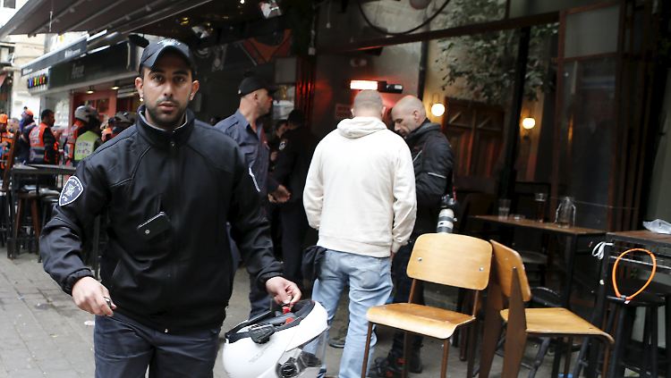 Polizisten sichern den Anschlagsort in Tel Aviv.
