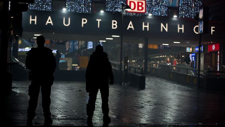 "Bittet meidet Menschenansammlungen und die Bahnhöfe Hauptbahnhof + Pasing", twitterte die Polizei München.