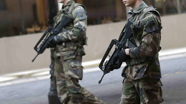 Die Soldaten verletzten den Mann schwer.