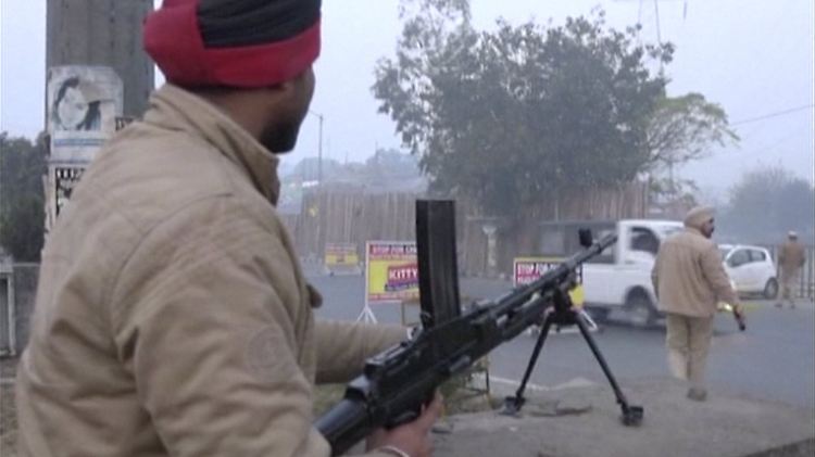 Ein Polizist sichert die Luftwaffenbasis im indischen Pathankot. 