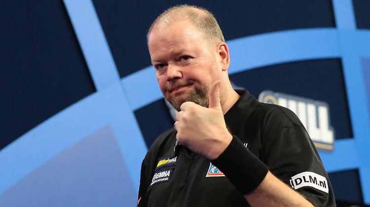 Raymond van Barneveld steht im Halbfinale der Darts-WM in London.