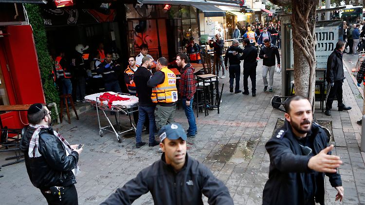 Vor dieser Bar in Tel Aviv eröffnete der Mann das Feuer. Sicherheitskräfte gehen von einem Terrorakt aus.