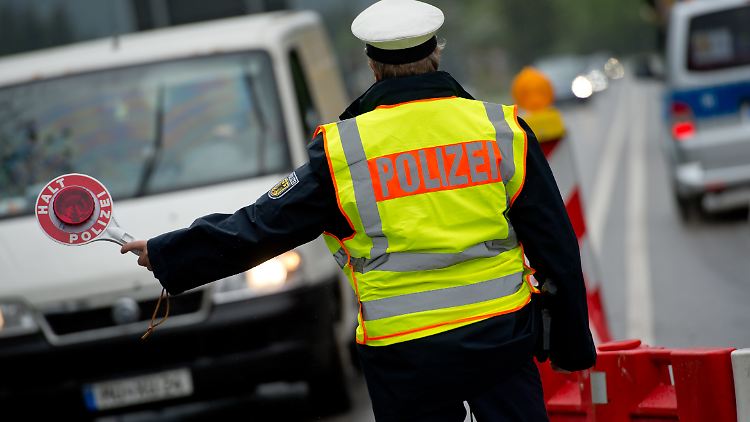 Ein Bundespolizist kontrolliert am Grenzübergang Mittenwald die aus Österreich einreisenden Fahrer.