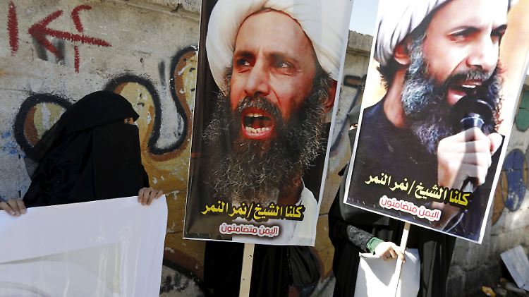 Schiitische Demonstranten im Jemen halten Bilder des hingerichteten Scheichs Nimr al-Nimr.