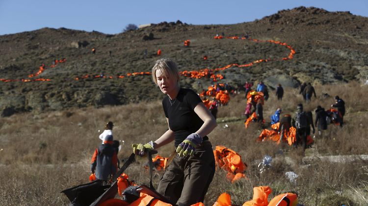 Rund 100 Freiwillige legen am Freitag auf der Insel Lesbos ein großes Friedenszeichen aus Rettungswesten von Flüchtlingen.