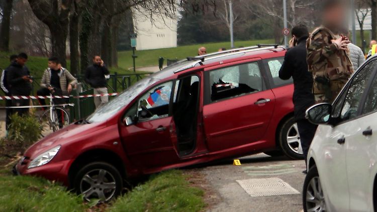 Mit Schüssen auf seinen Wagen konnten die Soldaten den Mann stoppen.