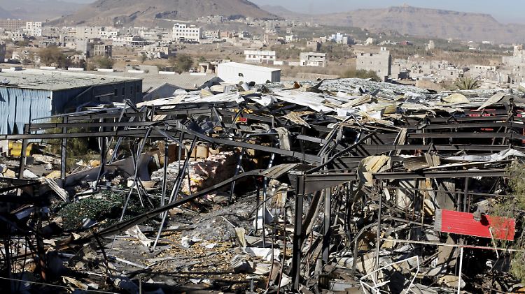 Eine bei saudischen Luftangriffen zerstörte Fabrik in Jemens Hauptstadt Sanaa.