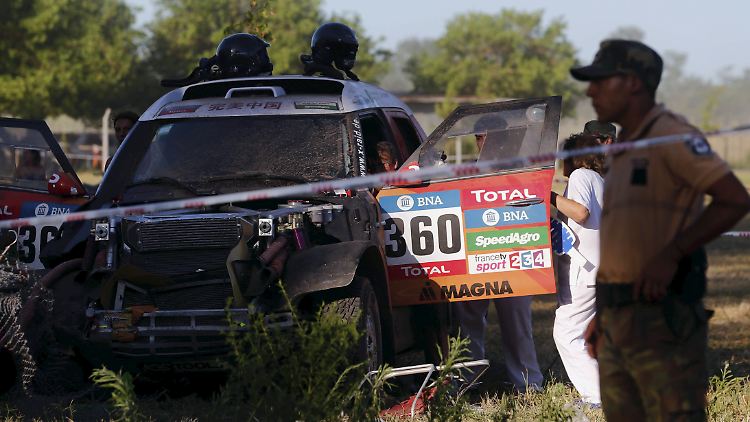 Die Fahrerin des Unfallwagens Guo Meiling wird noch vor Ort behandelt.