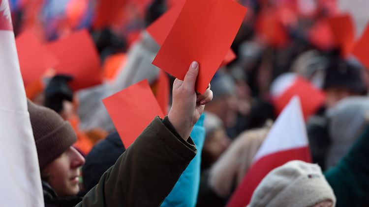 Tausende Menschen demonstrierten in Posen gegen die Politik der polnischen Regierung.