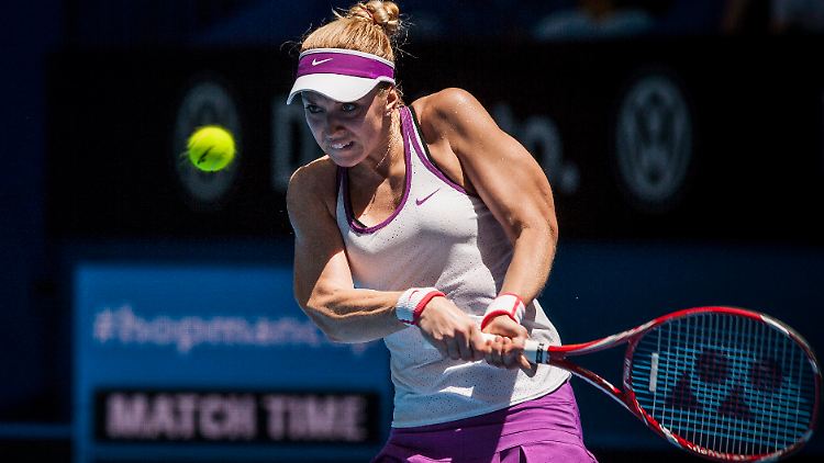 Sabine Lisicki schlägt den Ball zu ihrer Gegnerin Daria Gavrilova zurück.