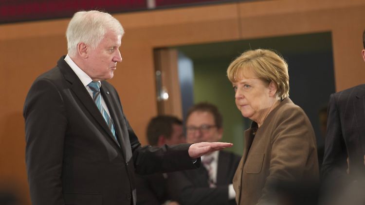 Bis Ende 2015 wollte Seehofer Merkel Zeit geben, die Zahl der Flüchtlinge zu reduzieren. Mit Ablauf des Jahres ist die Schonfrist abgelaufen.