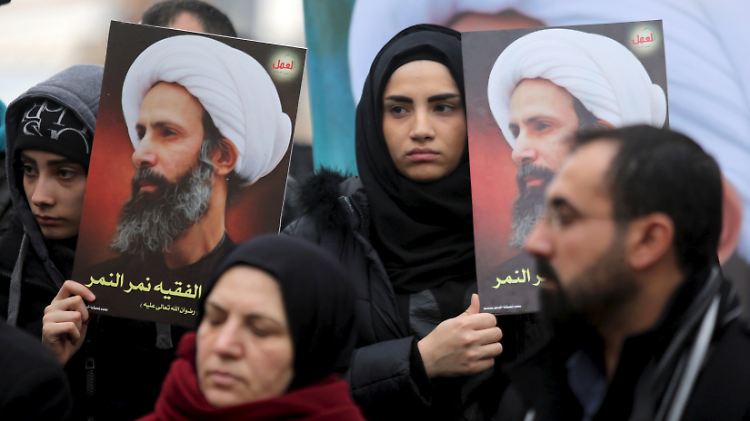 Demonstranten in Beirut zeigen das Bild Al-Nimrs.