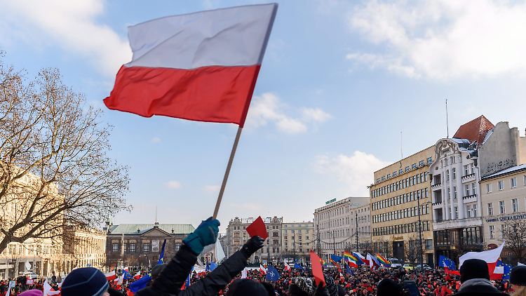 Mit polnischen und europäischen Fahnen protestieren Demonstranten zu Jahresbeginn unter anderem in Posen gegen die Politik der neuen Regierung.