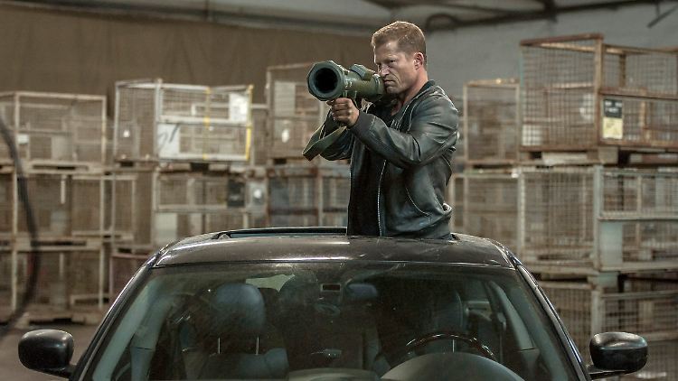 Til Schweiger mit dicker Waffe. Was hat er damit bloß vor?