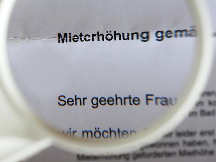 Wer ein Schreiben über eine Mieterhöhung bekommt, sollte sich seine Reaktion gut überlegen. Denn einmal zugestimmt, ist kein Widerruf möglich.