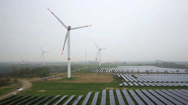 Zeichen der Zeit: Solaranlagen und Windräder, hier bei Büttel in Schleswig-Holstein.