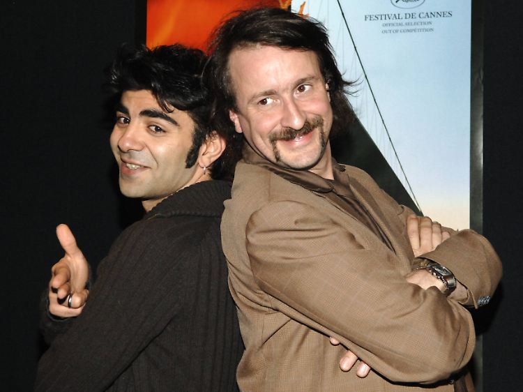 Regisseur Fatih Akin (l.) und Alexander Hacke bei der Premiere des Films "Crossing the Bridge - The Sound of Istanbul" 2005 in Hamburg.