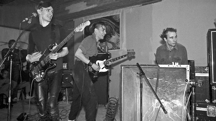 Die "Einstürzenden Neubauten" 1982 auf der documenta in Kassel (Blixa Bargeld, Mark Chung, Andrew Chudy, v.l.)