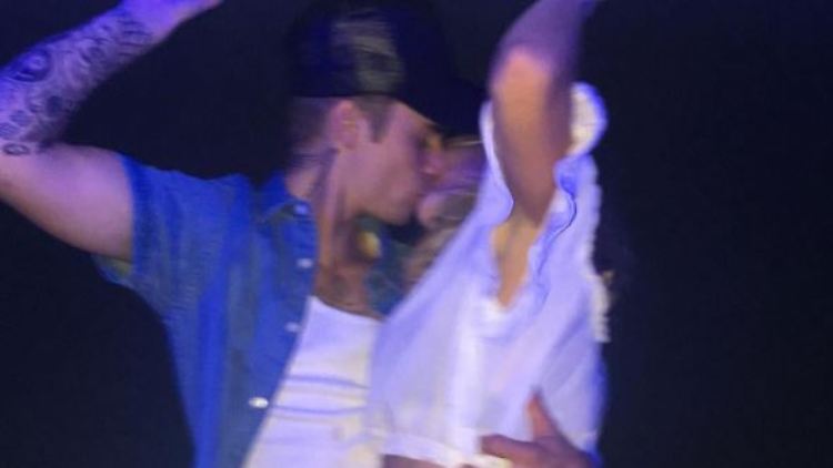 Küssen kann man nicht alleine: Justin Bieber und Hailey Baldwin.