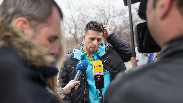 Der aus Syrien stammende Flüchtling Haitham Almrashli spricht mit Reportern über die Schüsse auf seine Unterkunft.