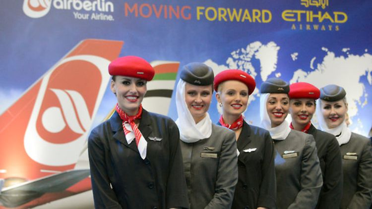 Gemeinsamer Flug ins Ungewisse: Zubringerflüge für Etihad sind künftig das Kerngeschäft von Air Berlin. Doch wer trägt die Verluste?