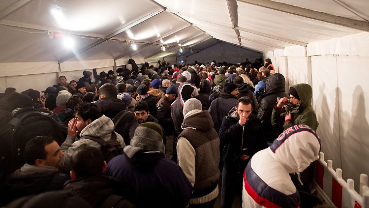Bei frostigen Temperaturen warten Flüchtlinge in einem Zelt vor dem LaGeSo in Berlin.