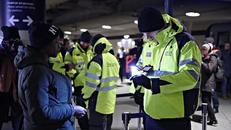 Private Sicherheitsleute im Einsatz: Die verstärkten Kontrollen begannen an diesem Montagmorgen bereits bei den ersten Verbindungen nach Schweden.
