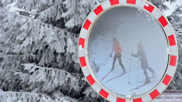 Die Wintersportler im Thüringer Wald müssen sich noch in Geduld üben. Bis zu 12 Zentimeter Schnee sind erst gefallen. Zum Spuren der Loipen müssten es aber 25 Zentimeter sein.