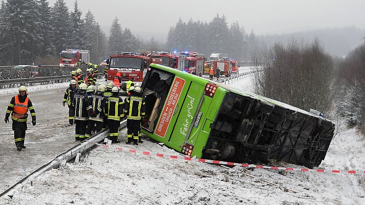 Nach dem Unfall rutschte der Fernbus von der Fahrbahn.