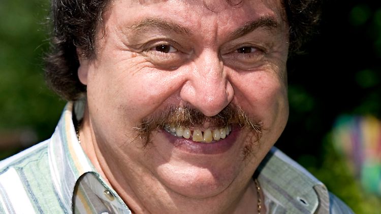 Das Foto zeigt den Sänger und Entertainer Achim Mentzel 2011 in seinem Garten in Cottbus Gallinchen.