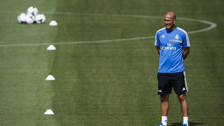 Zinédine Zidane hat Erfahrung als Cheftrainer - allerdings nur mit der zweiten Mannschaft von Real Madrid.