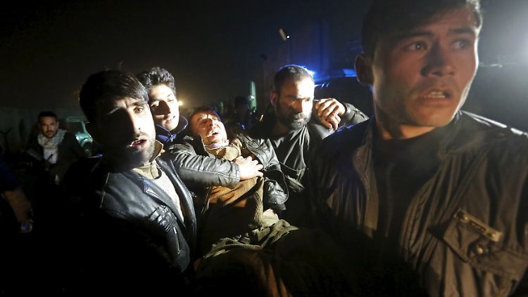 Nach einer Explosion in Kabul tragen Männer einen Verwundeten davon. 