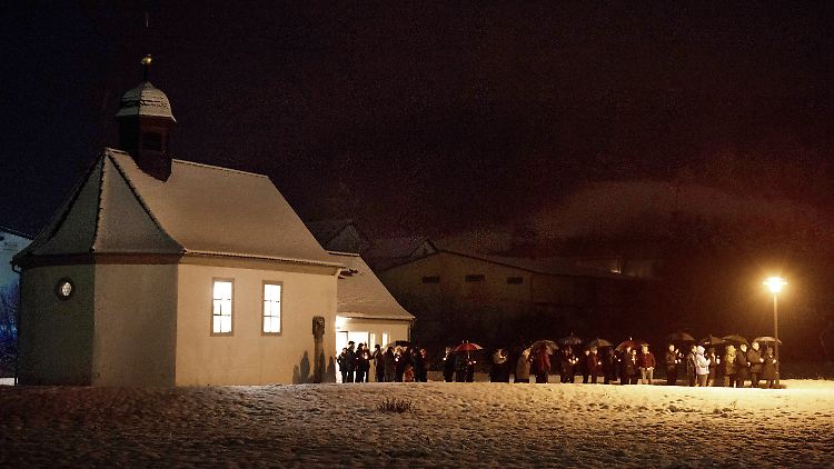 Bewohner von Oberauchrach nehmen an einer Lichterprozession zum Gedenken an das elfjährige Mädchen teil.