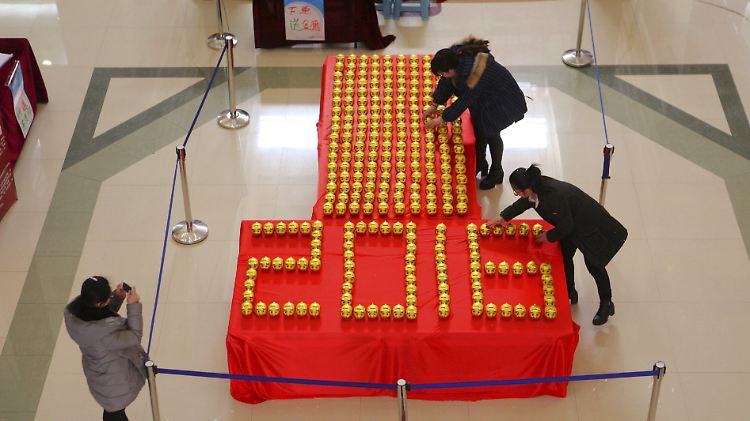Zitterstart ins neue Jahr: Mit goldenen Sparbüchsen begrüßt eine Einkaufsmeile in Binzhou die Kundschaft.