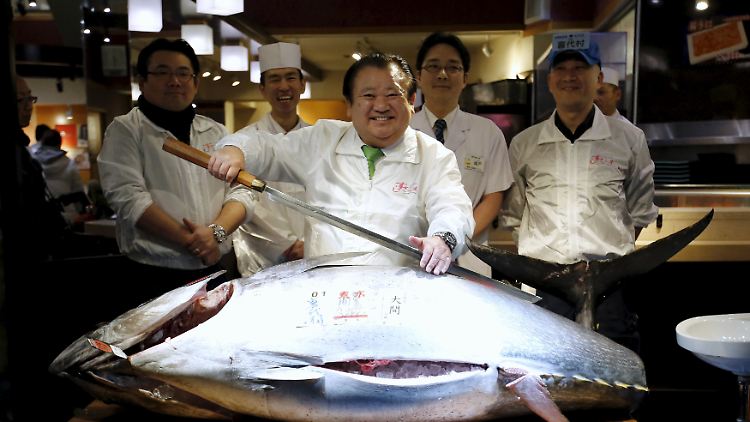 Zerlegt den 100.000-Euro-Fisch: Ein glücklicher Kiyoshi Kimura (M.) greift für die Kameras zum extragroßen Spezialmesser.