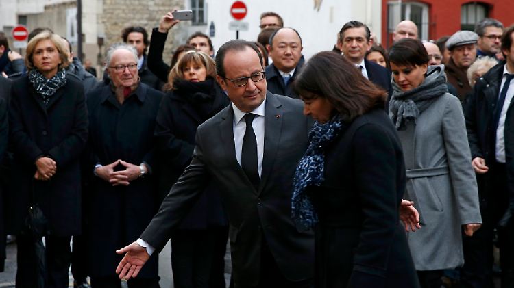 Staatspräsident Hollande und Bürgermeisterin Hidalgo weihen die Gedenktafel in Paris im 11. Bezirk ein.
